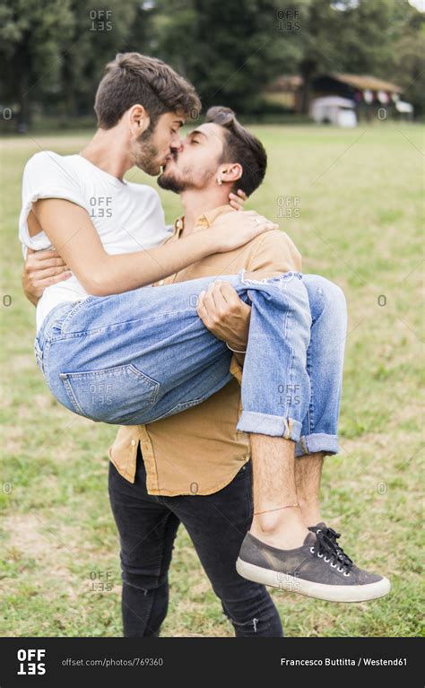 gay dudes kissing